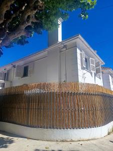 une maison avec une clôture en bois devant dans l'établissement Casa Tribu, à Viña del Mar