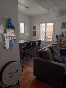 un salon avec un canapé et une table dans l'établissement Casa Tribu, à Viña del Mar