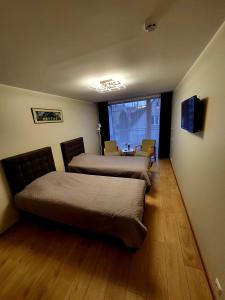 En eller flere senge i et værelse på Aisa Apartments