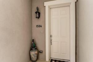 een witte deur in een gang met een vaas ernaast bij Summerwoods 1504 in American Beach