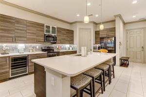 een grote keuken met een groot wit aanrecht en krukken bij Summerwoods 1504 in American Beach
