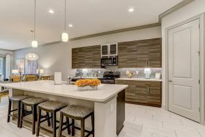 een keuken met een groot eiland met barkrukken bij Summerwoods 1504 in American Beach