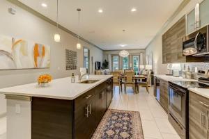 een keuken met een spoelbak en een aanrechtblad bij Summerwoods 1504 in American Beach