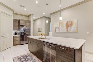 een keuken met een spoelbak en een koelkast bij Summerwoods 1504 in American Beach +38 foto's