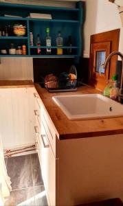 eine Küche mit einer Spüle und einer hölzernen Arbeitsplatte in der Unterkunft Chalets à Chamrousse - Chalet des lupins - Chalet 1P2 MAE-3173 in Chamrousse