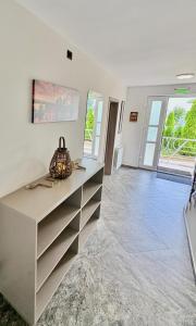 un soggiorno con cassettiera e lampada di Camera Family Suceava a Ipoteşti 1 altra foto