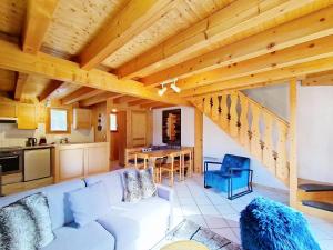 een woonkamer met een witte bank en een keuken bij Chalets à Châtel - Chalet Ecureuil ECR CHARMING & NATURE 5 Pers. MAE-3403 in Châtel
