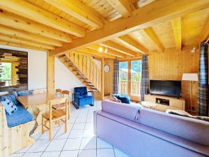 een woonkamer met een bank en een tafel bij Chalets à Châtel - Chalet Ecureuil ECR CHARMING & NATURE 5 Pers. MAE-3403 in Châtel