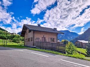een klein houten huis aan de kant van een weg bij Chalets à Châtel - Chalet Ecureuil ECR CHARMING & NATURE 5 Pers. MAE-3403 in Châtel