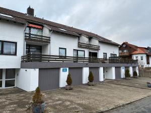 eine Reihe weißer Gebäude mit Balkonen in der Unterkunft Harz-Urlaub-Altenau - Hunde willkommen in Altenau