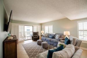 Khu vực ghế ngồi tại Surf & Racquet Club B148 -Pool