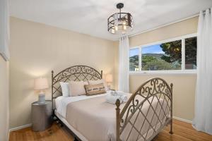 Postel nebo postele na pokoji v ubytování Marbella Lane - Oceanfront w unobstructed views