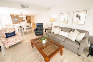 een woonkamer met een bank en een salontafel bij Surf & Racquet Club B160 -Pool in Amelia Island