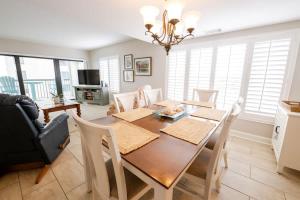een eetkamer met een tafel en stoelen bij Surf & Racquet Club B160 -Pool in Amelia Island
