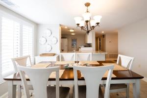een eetkamer met een tafel en witte stoelen bij Surf & Racquet Club B160 -Pool in Amelia Island +35 foto's