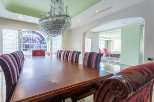 Khu vực ghế ngồi tại Armored luxury PH, Jacuzzis, Pool, Butler & Art +81 ảnh