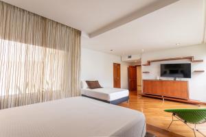 TV/trung tâm giải trí tại Armored luxury PH, Jacuzzis, Pool, Butler & Art