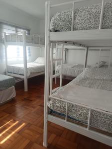 deux lits superposés dans une chambre avec parquet dans l'établissement Casa Tribu, à Viña del Mar