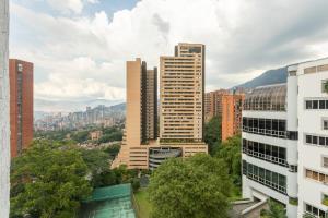 Cảnh núi rừng hoặc tầm nhìn ra núi từ căn hộ