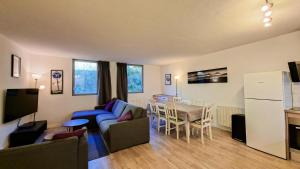 TV a/nebo společenská místnost v ubytování Résidence La Petite Ourse - Appartement spacieux · Centre station MAE-7362