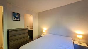 Postel nebo postele na pokoji v ubytování Résidence La Petite Ourse - Appartement spacieux · Centre station MAE-7362