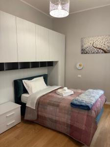 una camera da letto con un letto e un armadio bianco di Appartamento Elena a Parma