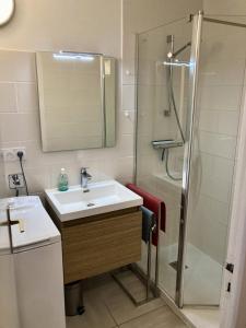 Et badeværelse på Résidence Le Praz - Studio cabine 4 personnes 2 exposé Sud MAE-8764 + 8 billeder