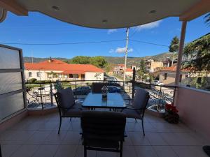 une terrasse avec une table et des chaises sur un balcon dans l'établissement Kalavryta Moments, à Kalavrita