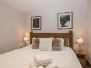 een slaapkamer met een groot wit bed met twee lampen bij Park View in Ambleside