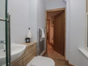 een badkamer met een wastafel, een toilet en een spiegel bij Park View in Ambleside +48 foto's