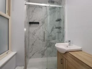 een badkamer met een douche en een wastafel bij Park View in Ambleside +42 foto's