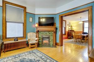 TV a/nebo společenská místnost v ubytování Steps to Dtwn Sault Ste Marie Historic Home!