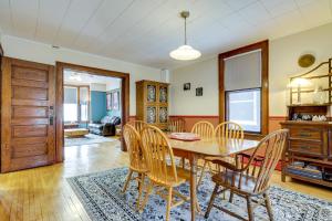 Posezení v ubytování Steps to Dtwn Sault Ste Marie Historic Home!