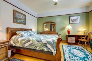 Postel nebo postele na pokoji v ubytování Steps to Dtwn Sault Ste Marie Historic Home!