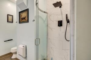 Koupelna v ubytování Steps to Dtwn Sault Ste Marie Historic Home! + 18 fotografií