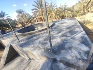 una lastra di cemento con due pali in cima di إيتران - Itran a Siwa