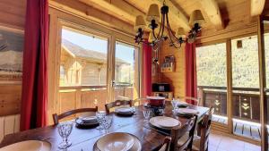 een eetkamer met een tafel en een groot raam bij Chalets à Le Biot - Chalet Mon Frère MAE-4071 in Le Biot