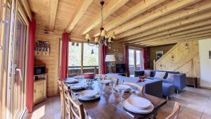 een eetkamer met een tafel en een bank bij Chalets à Le Biot - Chalet Mon Frère MAE-4071 in Le Biot