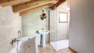een badkamer met een wastafel, een toilet en een bad bij Chalets à Le Biot - Chalet Mon Frère MAE-4071 in Le Biot +27 foto's