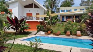 Bazén v ubytování Apartamento Lora-Verde nebo v jeho okolí