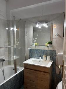 une salle de bain avec un lavabo, une douche et une baignoire dans l'établissement Kalavryta Moments, à Kalavrita 37 autres photos
