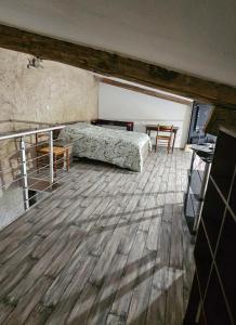 una camera da letto con un letto, un tavolo e delle sedie di Loft a Aujeurres