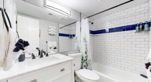 een witte badkamer met een wastafel en een toilet bij Updated Two-Bedroom with Three King Beds Loft & Two Baths in Aurora +18 foto's