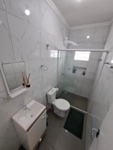 Et badeværelse på Conforto e Mar em Navegantes SC + 16 billeder