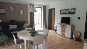 un soggiorno con un tavolo e un divano di Apalupa na Hojsovce a Železná Ruda