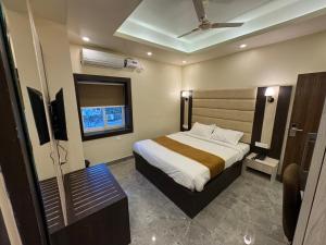 Ένα ή περισσότερα κρεβάτια σε δωμάτιο στο Hotel Jasraj Inn