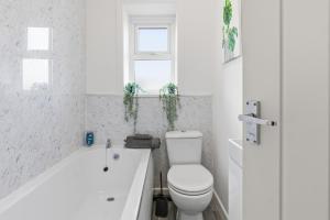 Koupelna v ubytování Modern 5 Bed 2 Bath House w Free Parking