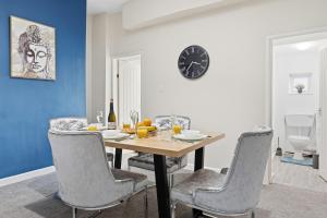 Nápoje v ubytování Modern 5 Bed 2 Bath House w Free Parking