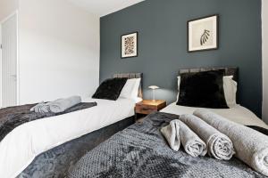 Postel nebo postele na pokoji v ubytování Modern 5 Bed 2 Bath House w Free Parking + 19 fotografií