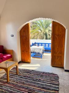 Χώρος καθιστικού στο Shamandy house same same but different